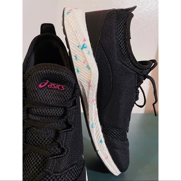 ASICS - Picture 2 of 4